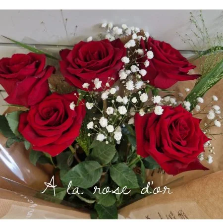 Bouquet de 5 roses rouges et gypsophile, par A La Rose d'Or, fleuriste à Narbonne