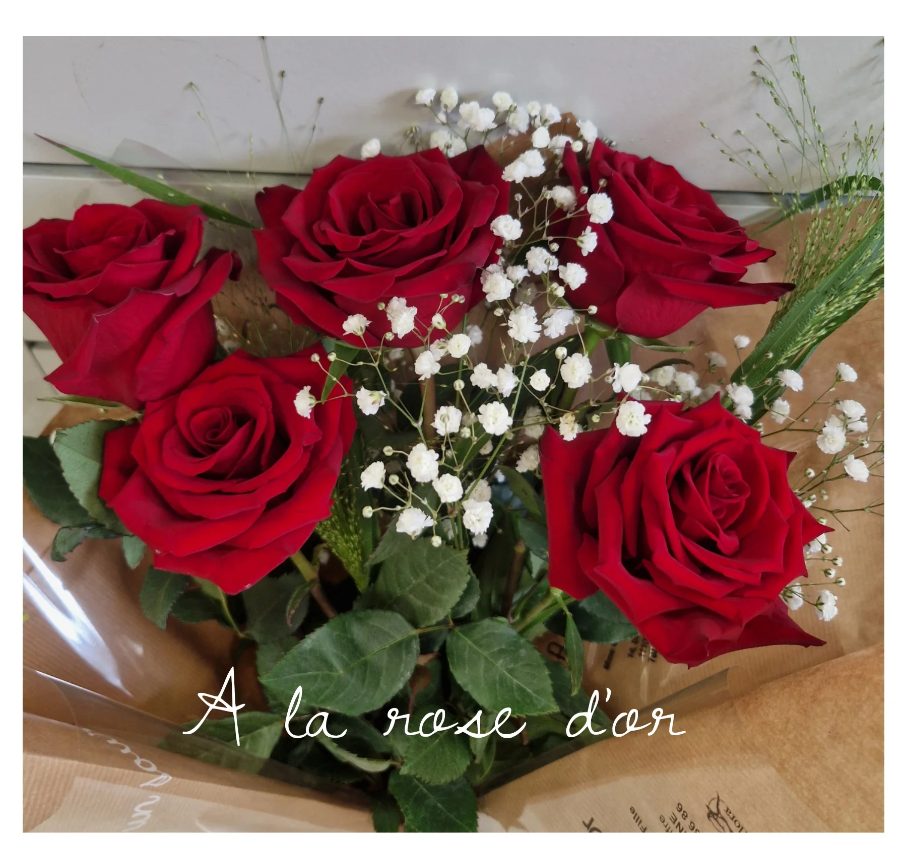 Bouquet de 5 roses rouges et gypsophile, par A La Rose d'Or, fleuriste à Narbonne