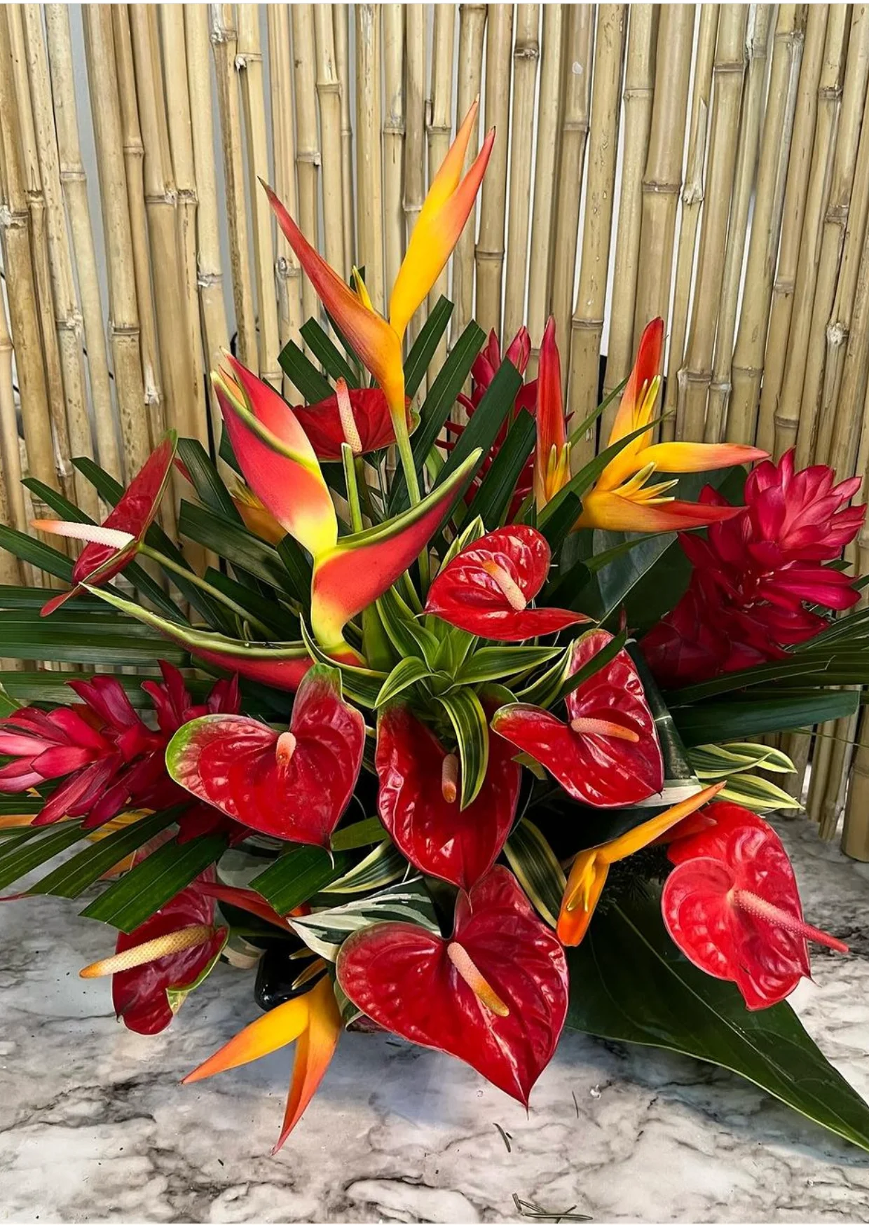 Bouquet et banderolle, par Tropical, fleuriste à Châtenay-Malabry