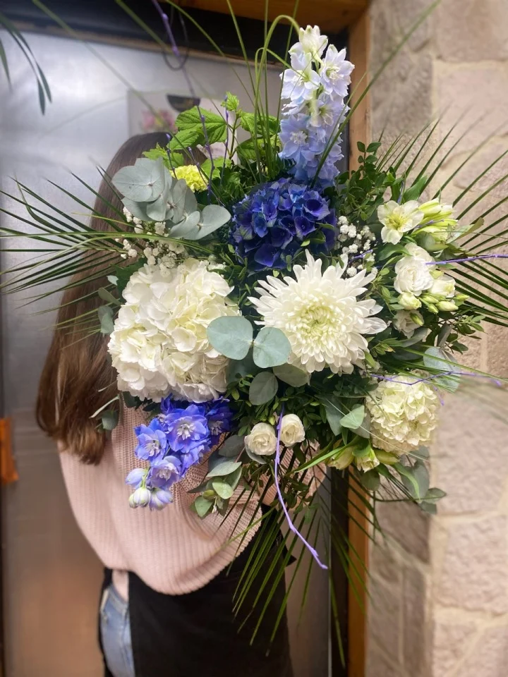 bouquet bleuté, par Les fleurs du passage, fleuriste à Rouen