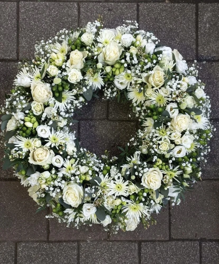 Couronne blanche, par Les fleurs du passage, fleuriste à Rouen