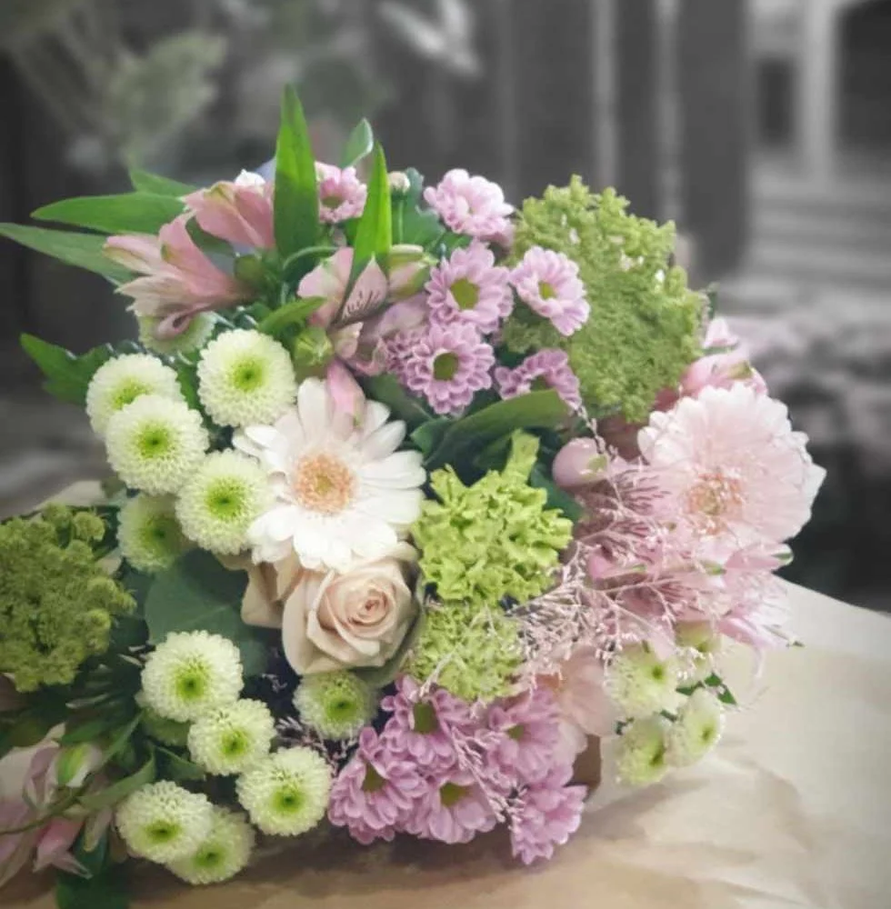 Bouquet pastel rose , vert et blanc, par Fleurs Baccara, fleuriste à Dour