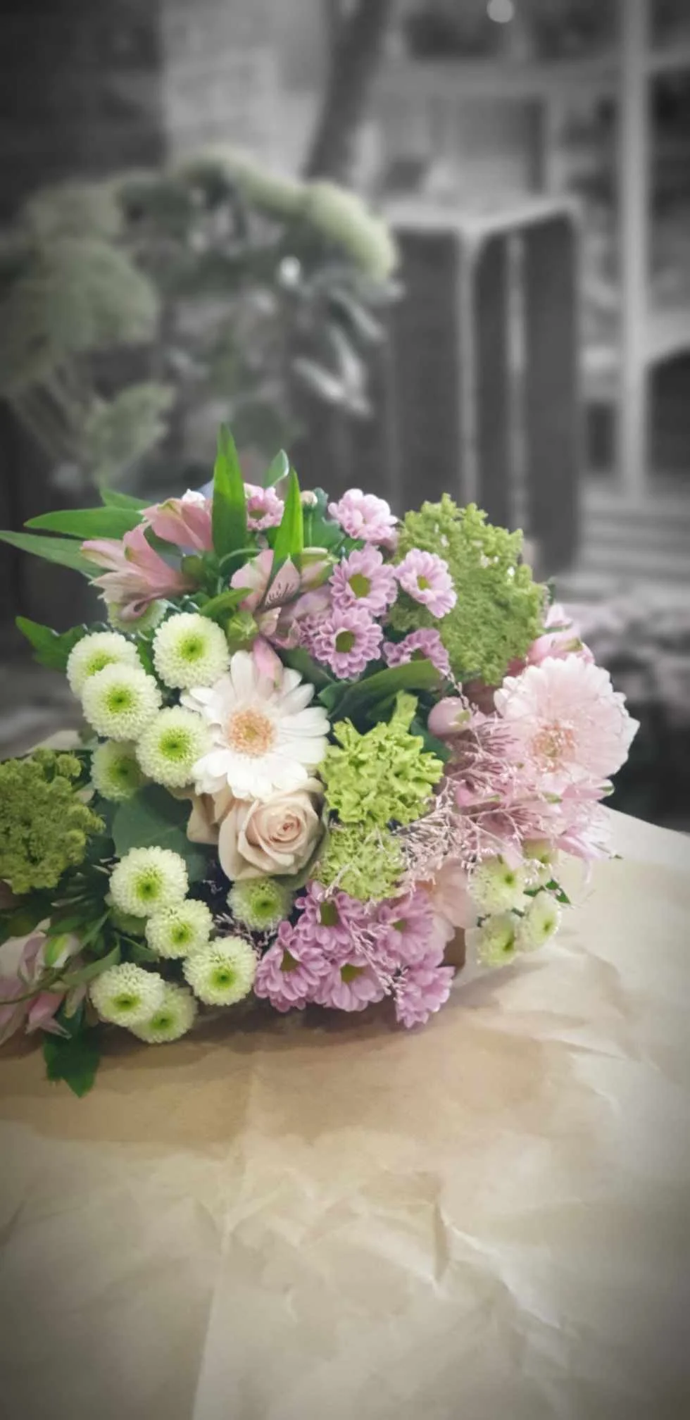 Bouquet pastel rose , vert et blanc, par Fleurs Baccara, fleuriste à Dour