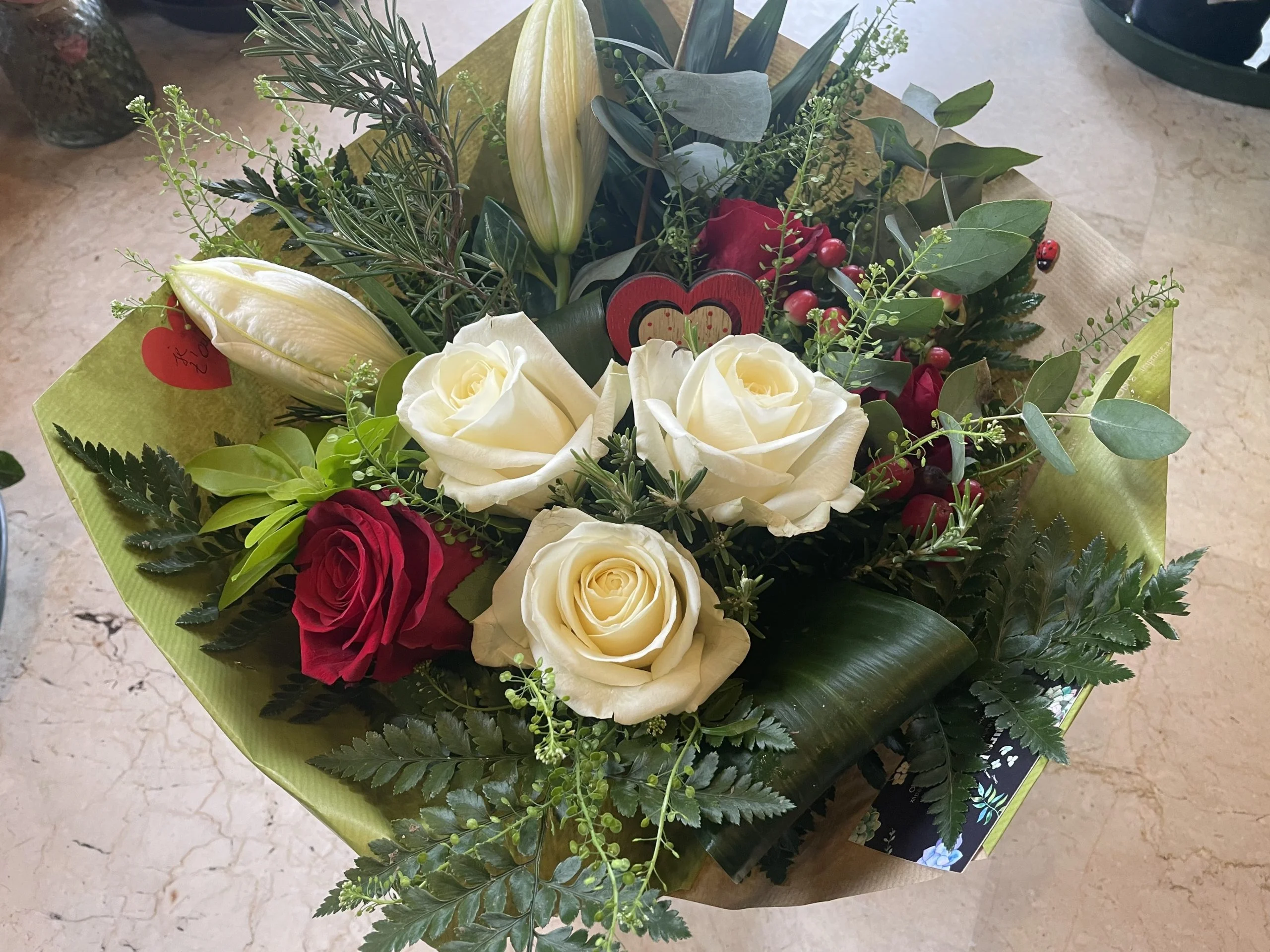 st.valentin. bouquet amour rouge et blanc, par A fleurs de peau, fleuriste à Les Mureaux