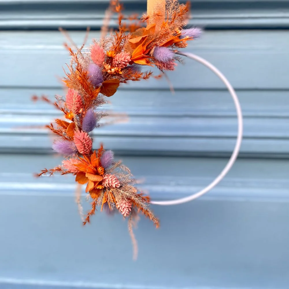 Couronne en fleur séchées orange, par Atelier fleuri, fleuriste à Besançon