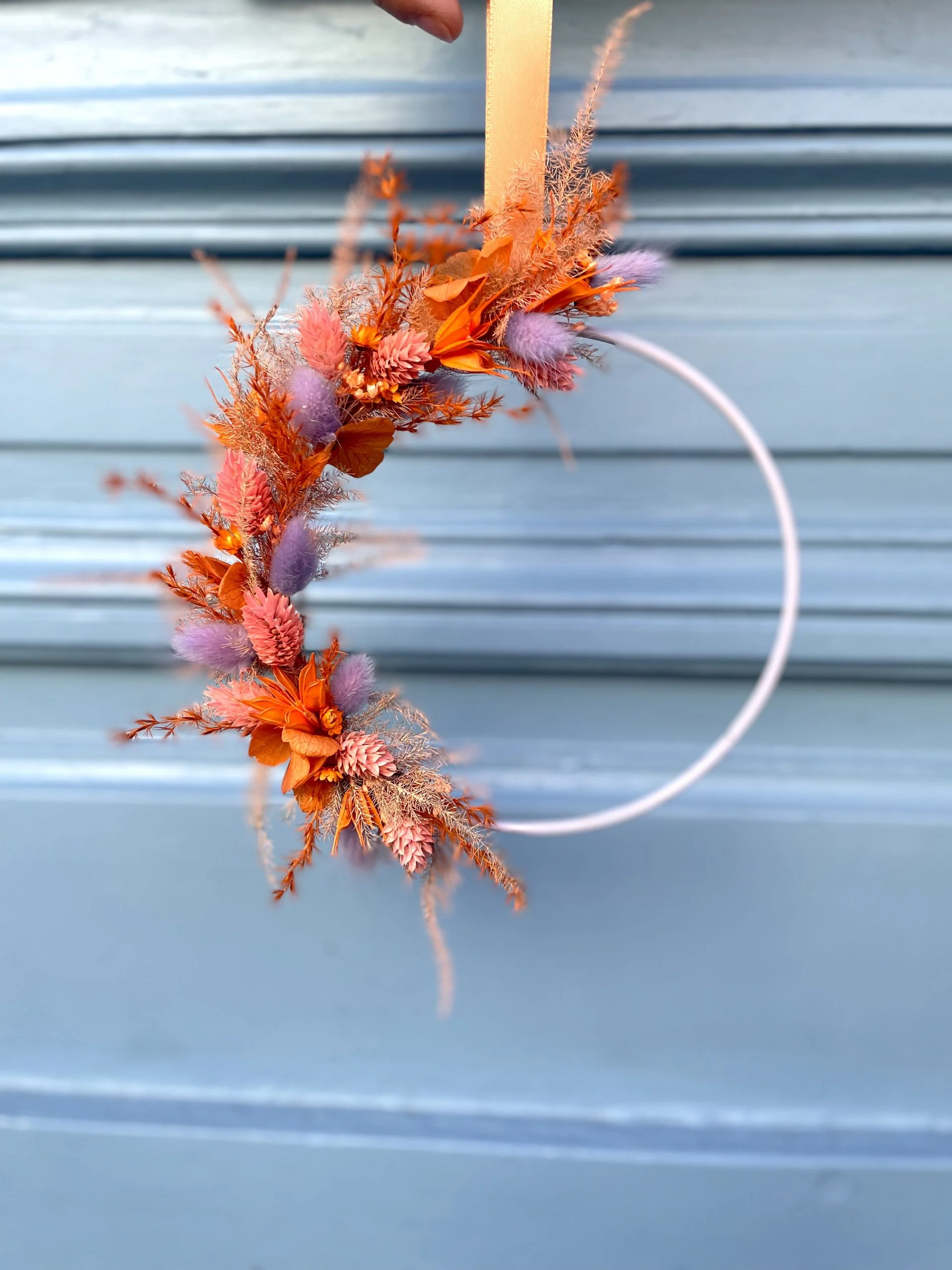 Couronne en fleur séchées orange, par Atelier fleuri, fleuriste à Besançon