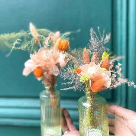 Duo de bouquets avec vases pastels, par Atelier fleuri, fleuriste à Besançon