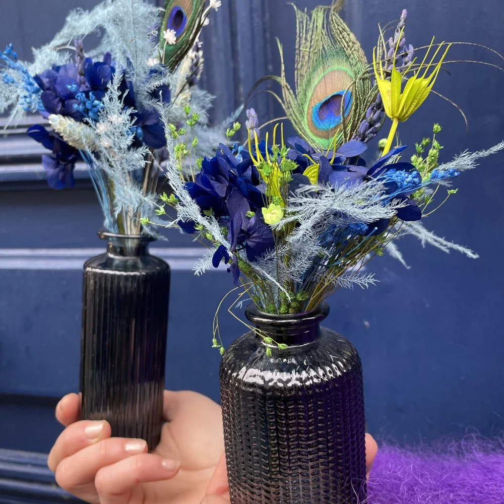 Duo de bouquets avec vases bleus, par Atelier fleuri, fleuriste à Besançon