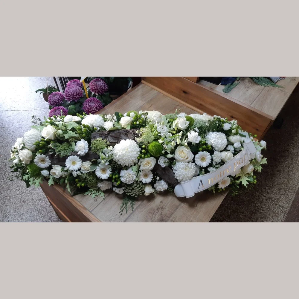 coussin allongé blanc et vert, par La Ros'oir, fleuriste à Nancy