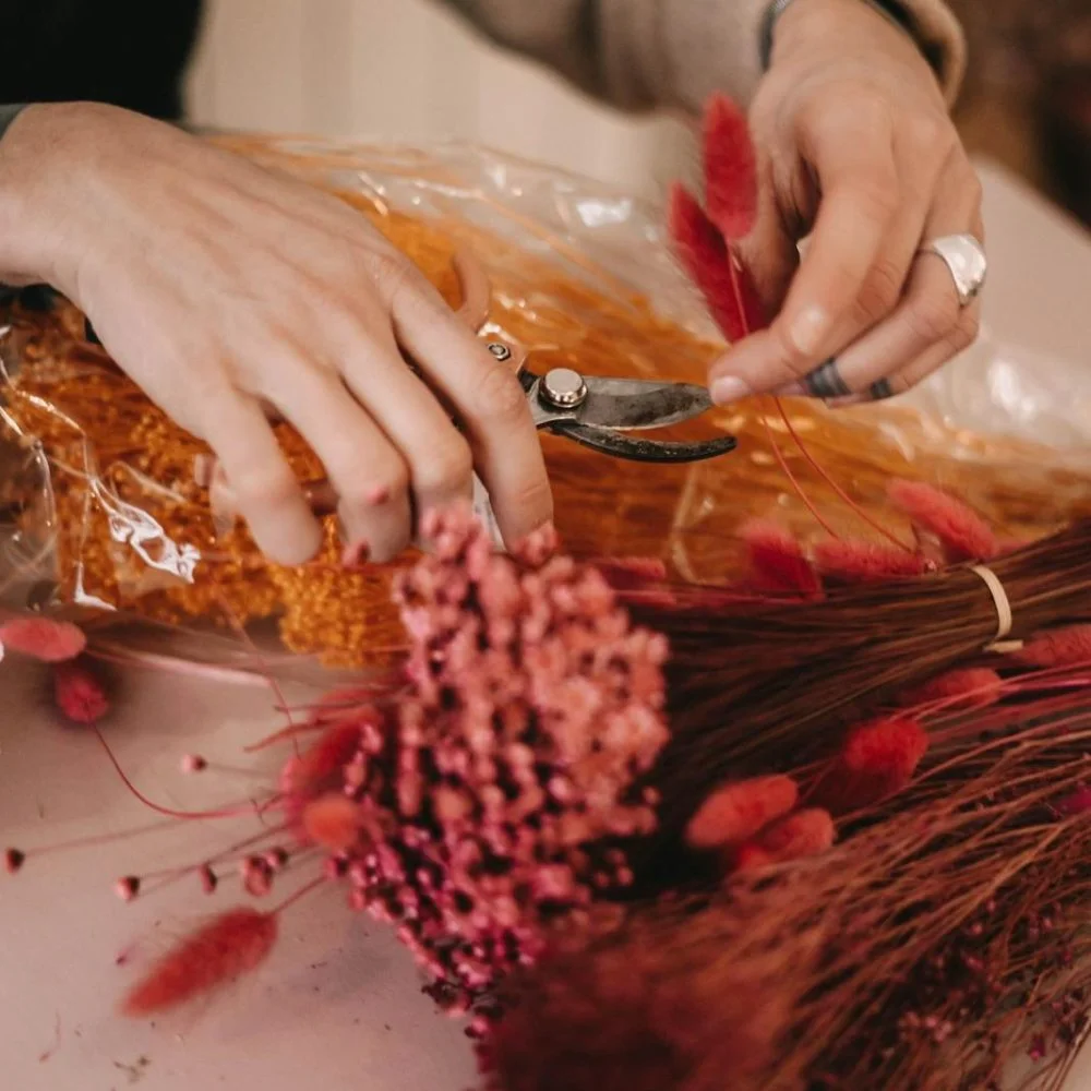 Atelier couronne en fleurs séchées, par Atelier fleuri, fleuriste à Besançon
