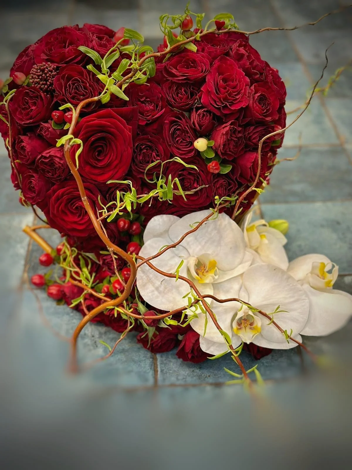Composition florale Cupidon, par Les Lys de Boulogne, fleuriste à Boulogne-Billancourt