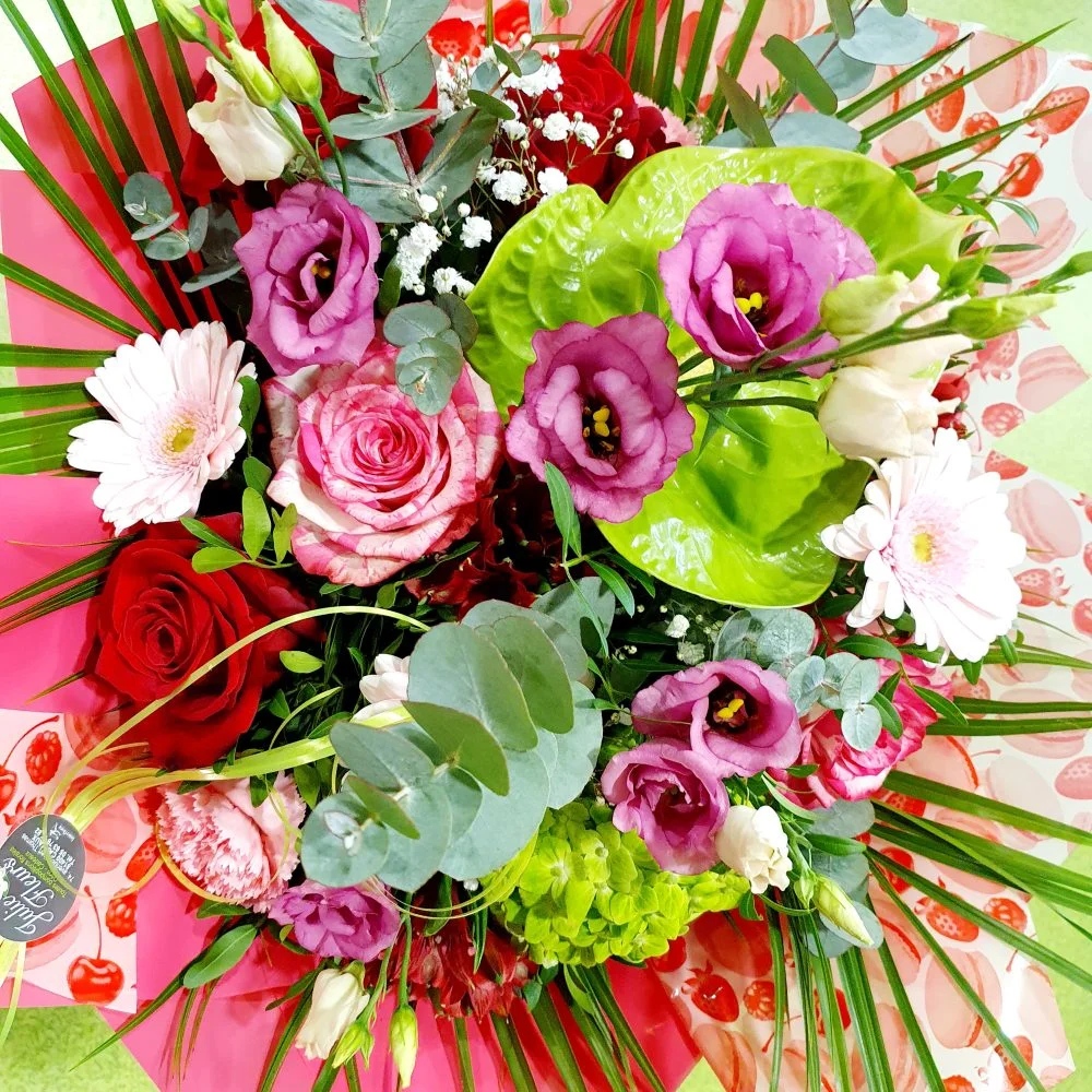 Bouquet rose vert et rouge, par Julie Fleurs, fleuriste à Carmaux