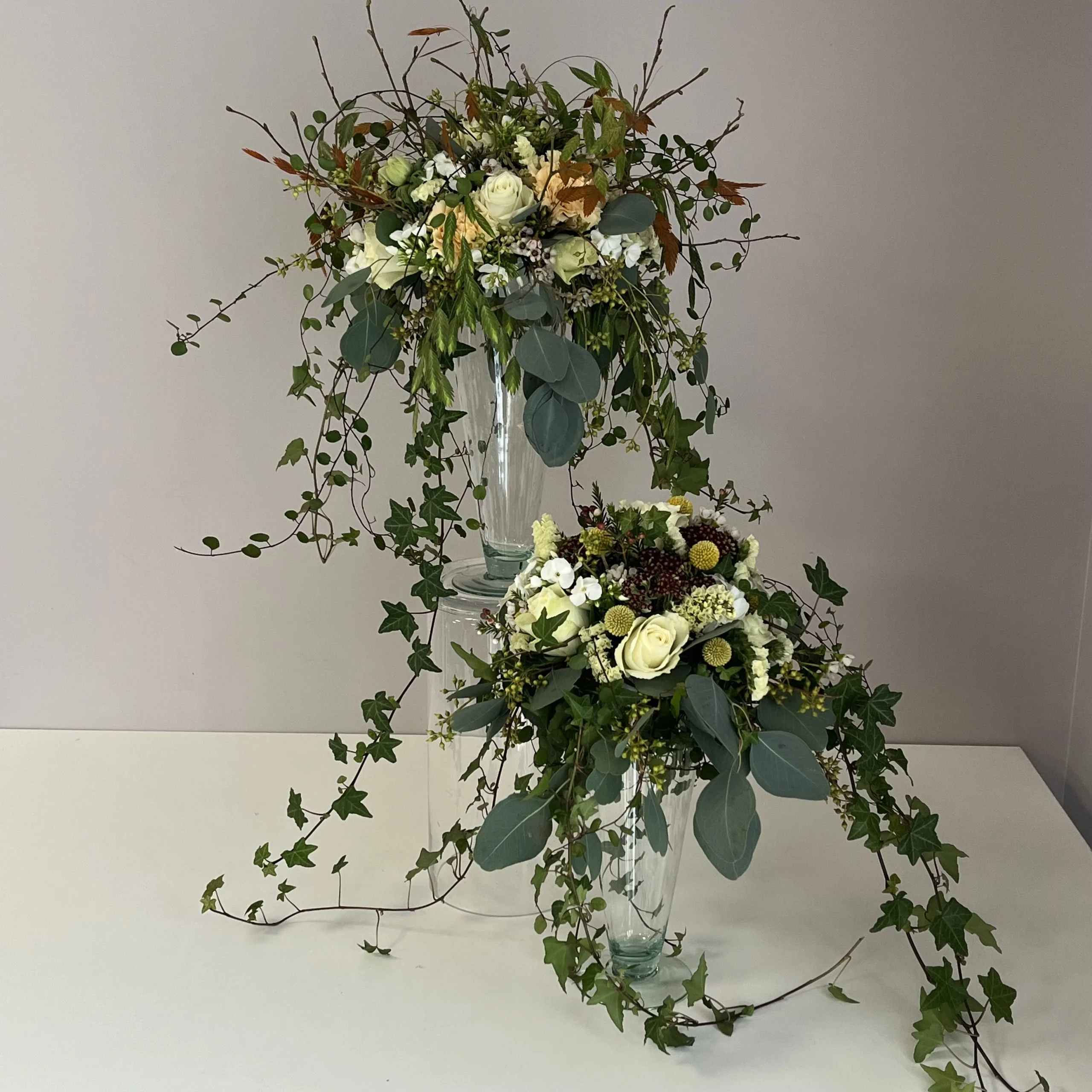 Centre de table sur pied en verre, par Hanakawa, fleuriste à Meudon