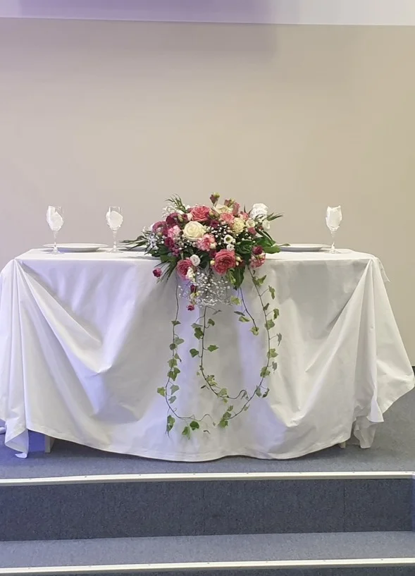 Composition de table pour cérémonie, par Langage Des Fleurs, fleuriste à Bastia