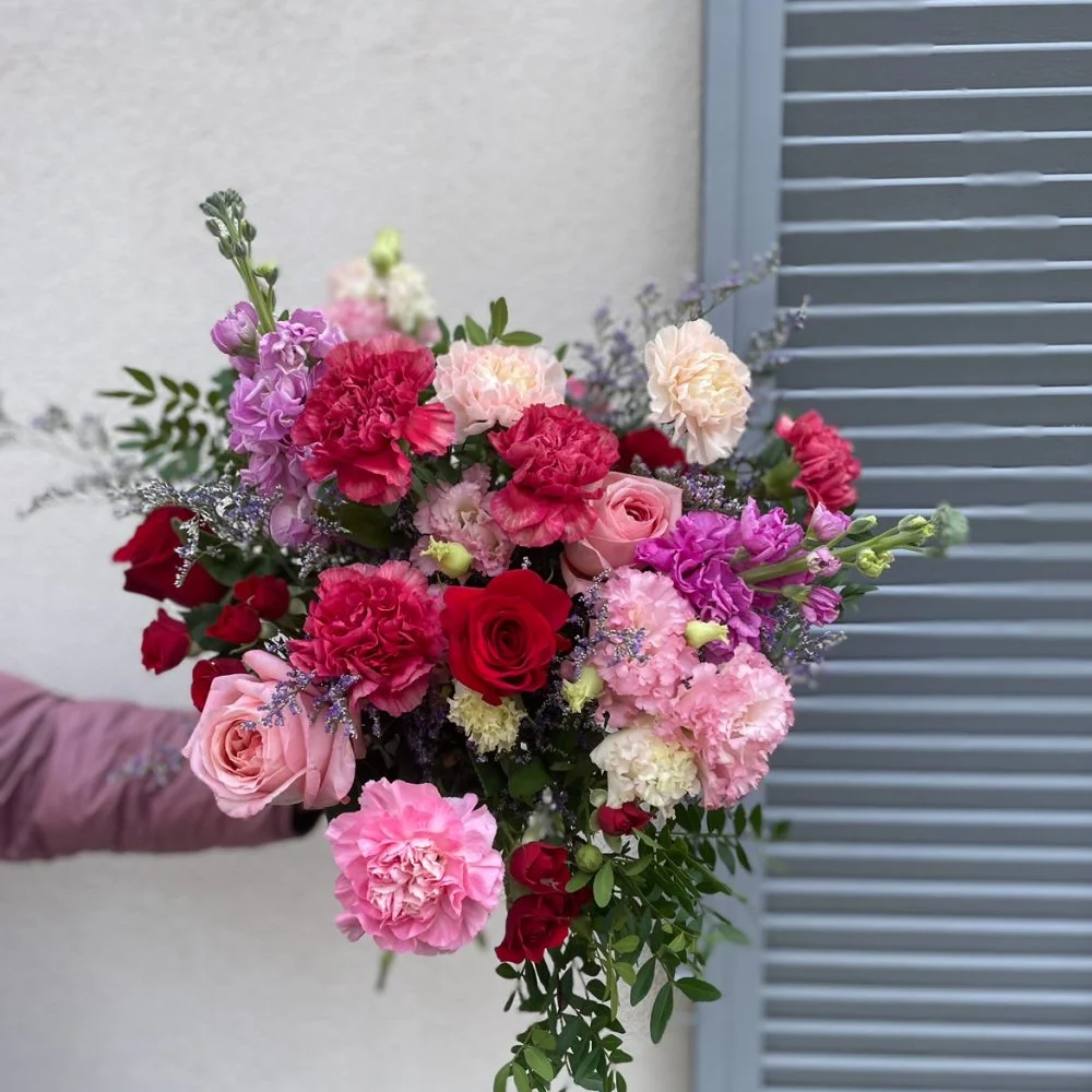 Bouquet rose et rouge de saison, par Rose Et Chardon, fleuriste à Meudon