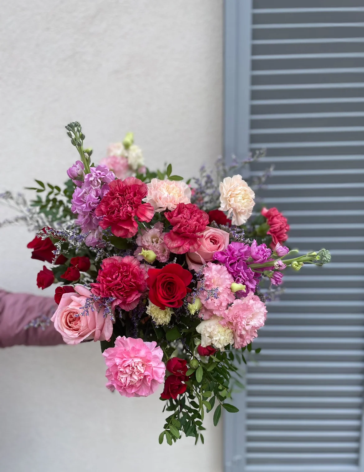 Bouquet rose et rouge de saison, par Rose Et Chardon, fleuriste à Meudon