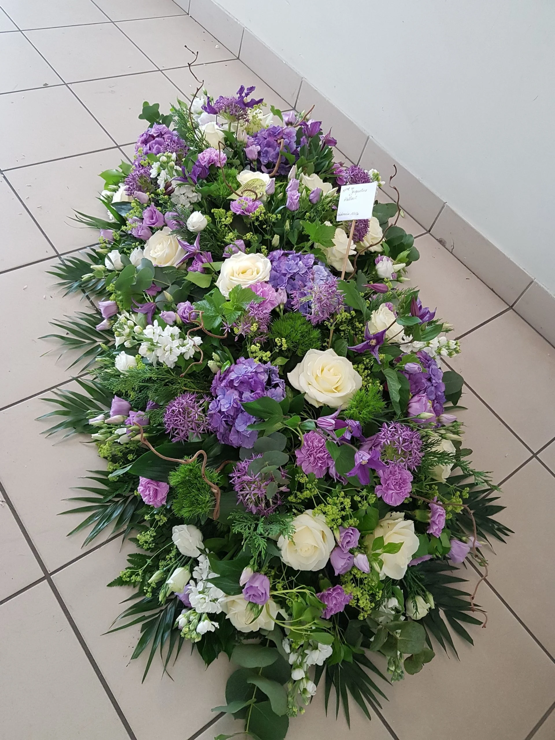 jolie raquette pour un dernier hommage, par A fleurs de peau, fleuriste à Les Mureaux