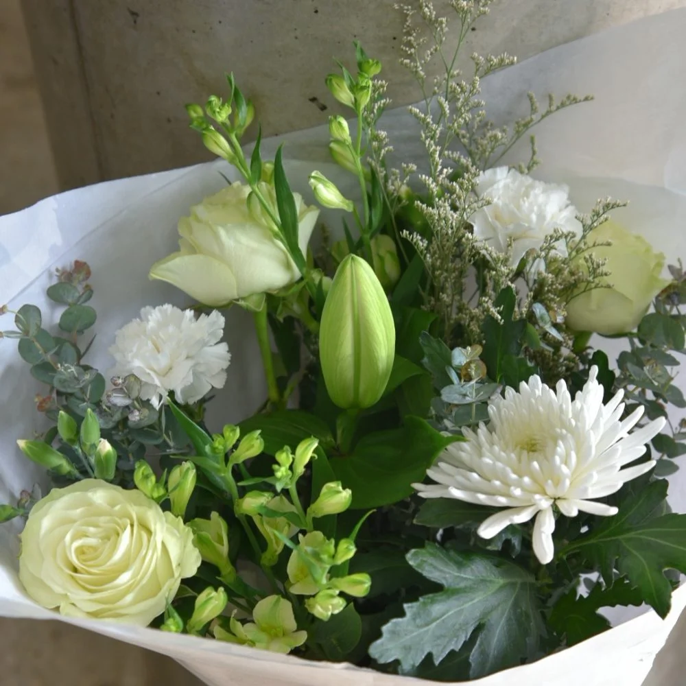 Bouquet Blanc et eucalyptus, par Saona Fleuriste, fleuriste à Metz