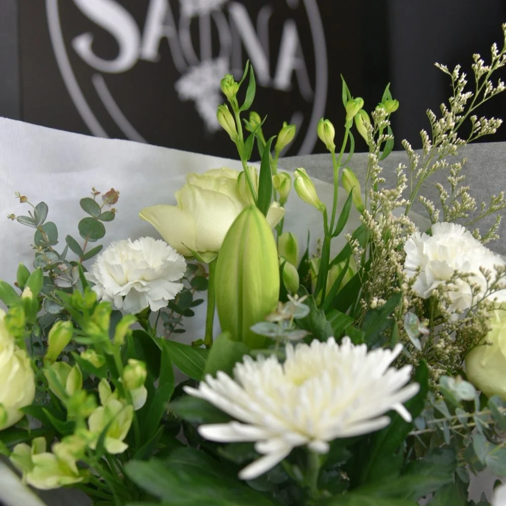 Bouquet Blanc et eucalyptus, par Saona Fleuriste, fleuriste à Metz
