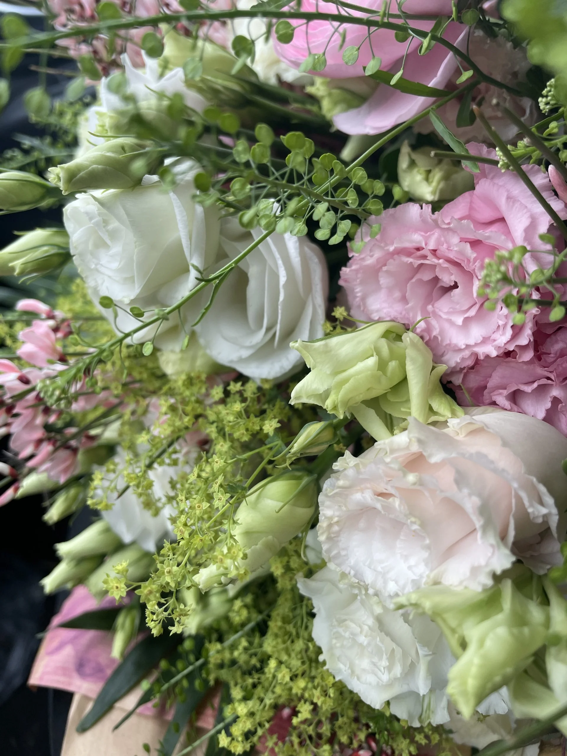 Bouquet Naissance PASTEL, par A fleurs de peau, fleuriste à Les Mureaux