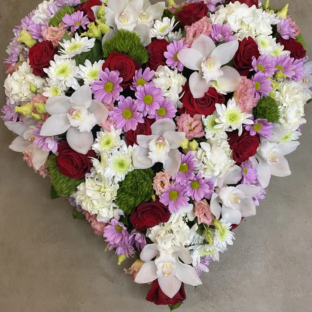 Pièce de Deuil en forme de Cœur, par Allard Fleurs, fleuriste à Antibes