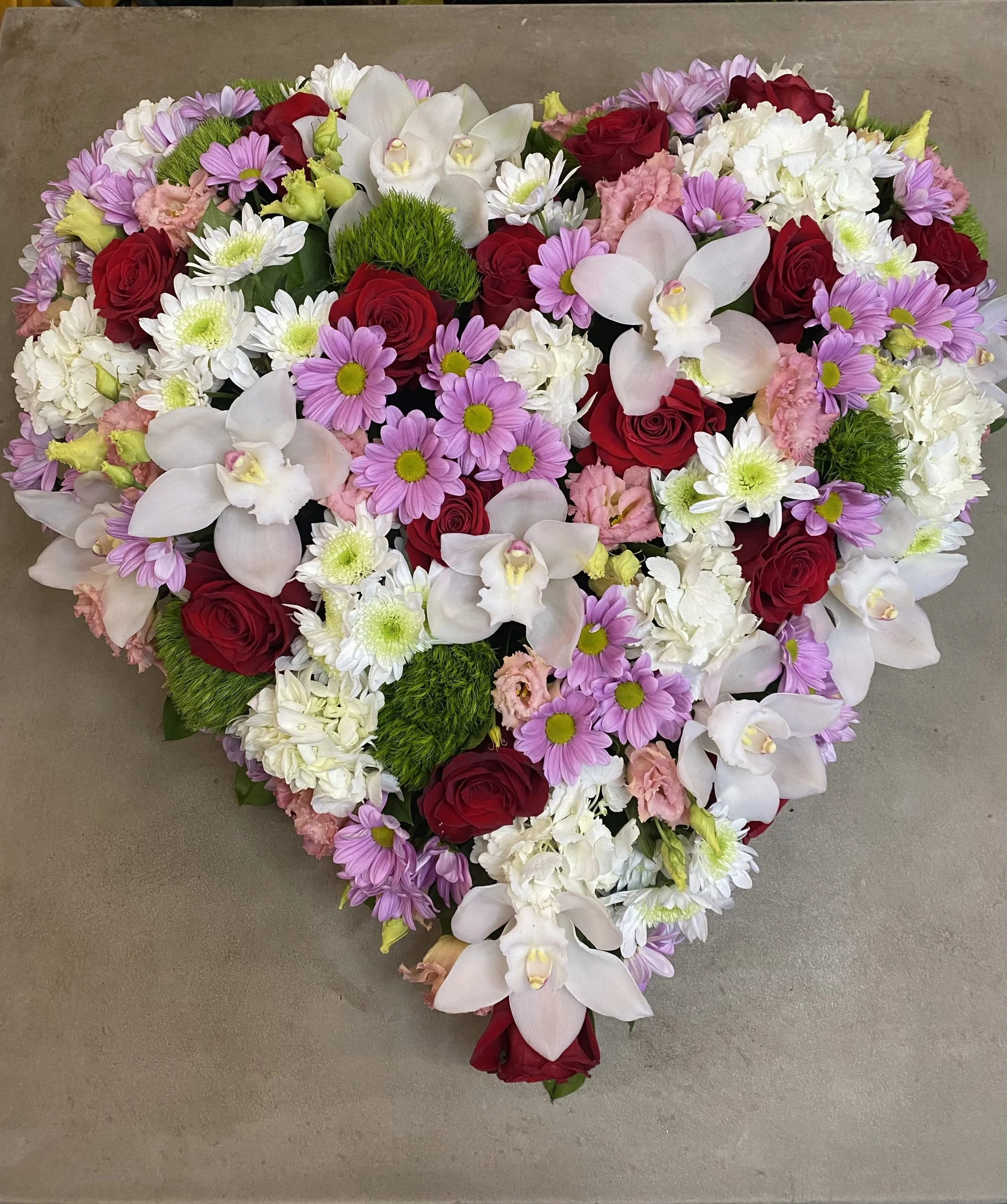 Pièce de Deuil en forme de Cœur, par Allard Fleurs, fleuriste à Antibes