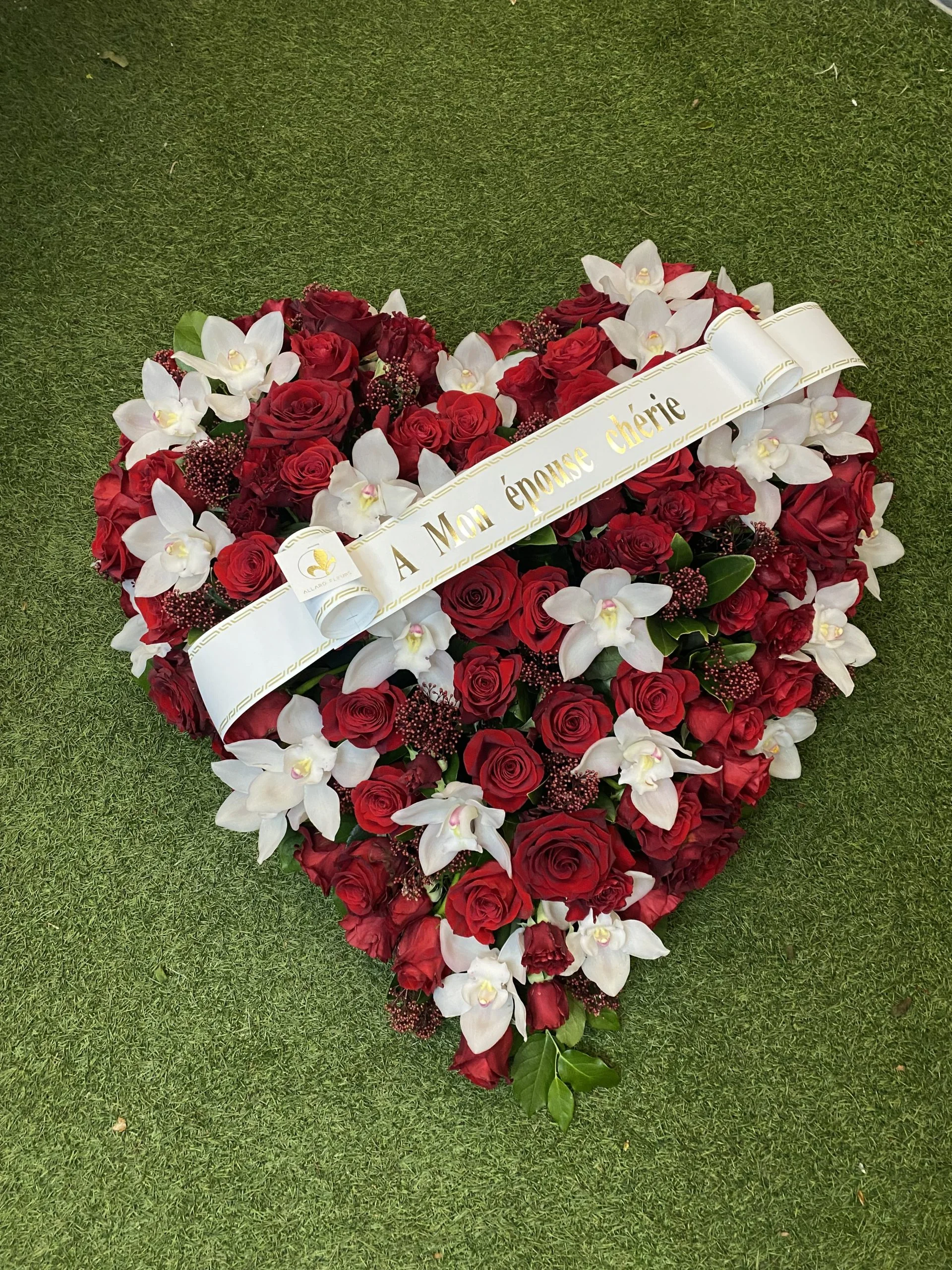 Pièce de Deuil en forme de Cœur, par Allard Fleurs, fleuriste à Antibes