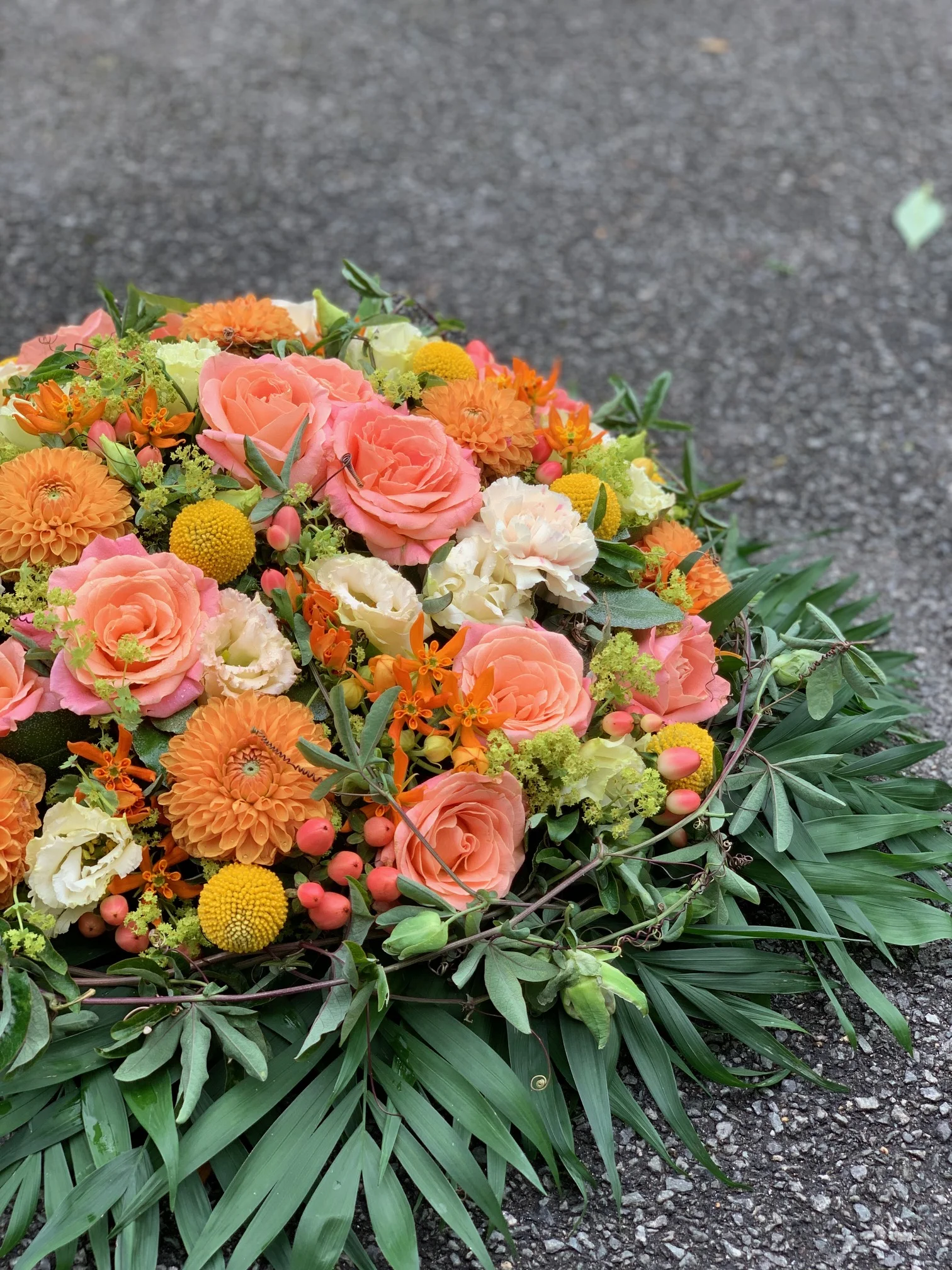 Coussin rond Deuil, par Maxime B, fleuriste à Bouguenais