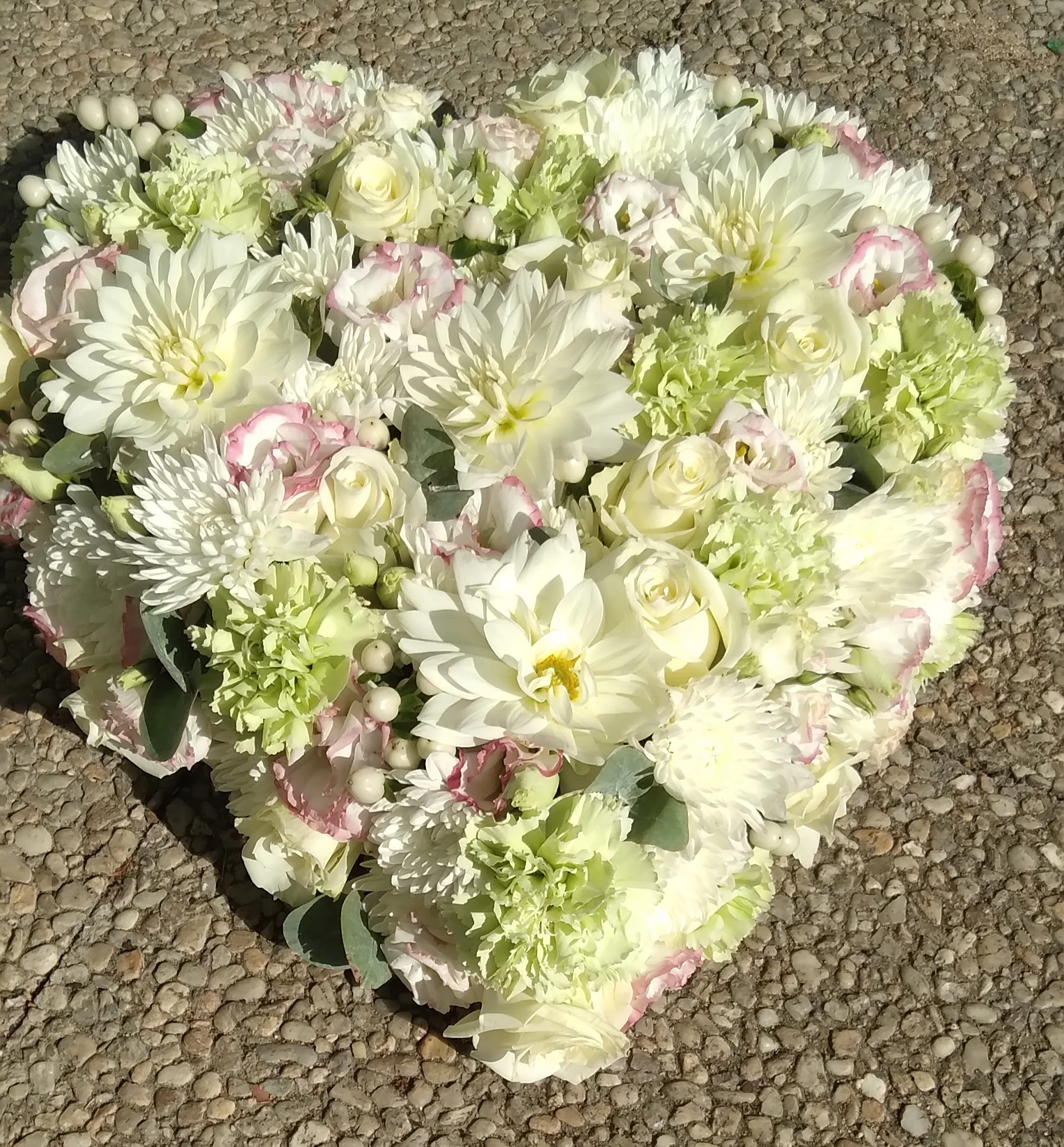Cœur Deuil, par Bonheur des fleurs, fleuriste à La Montagne