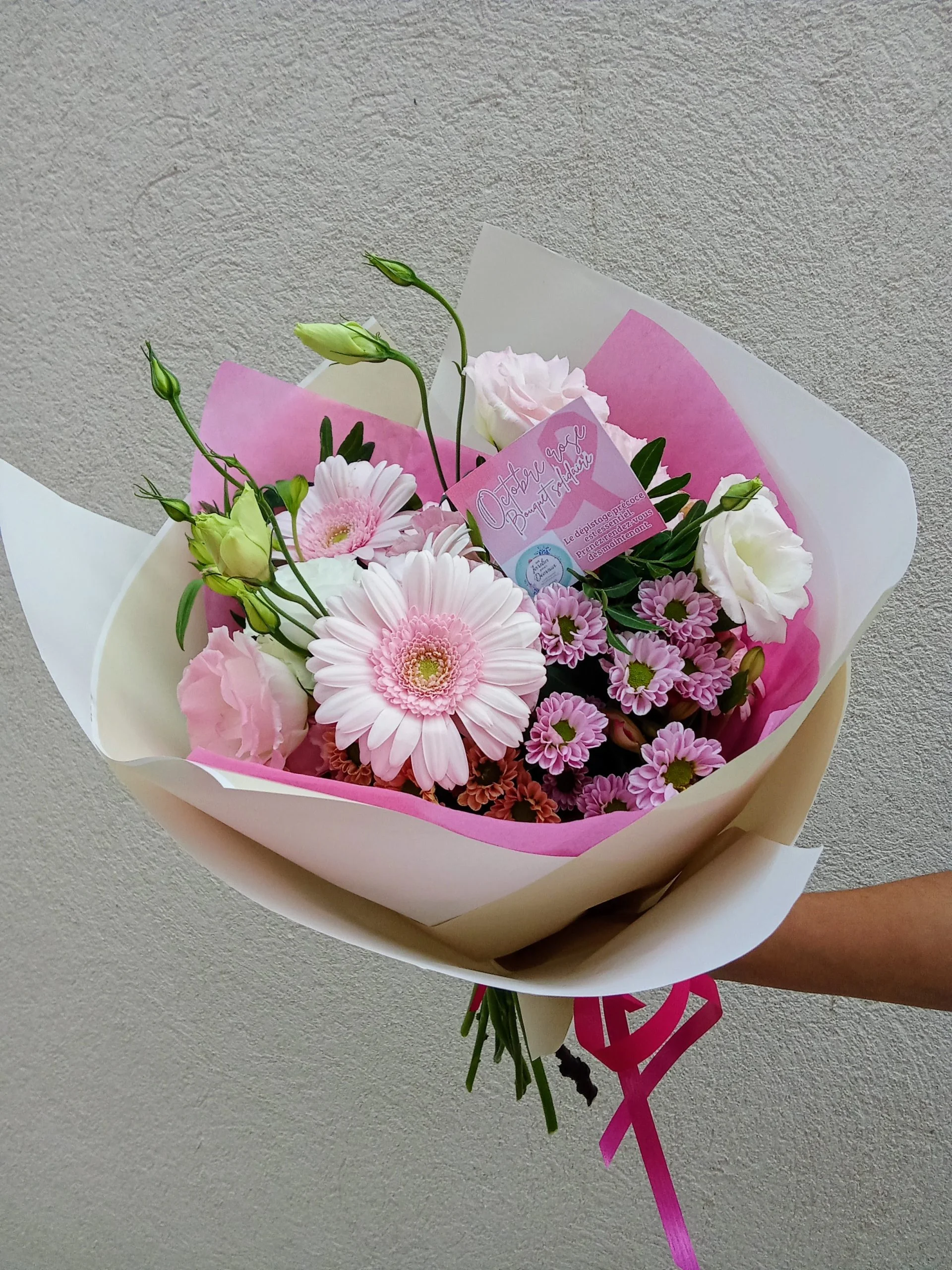 BOUQUET SOLIDAIRE OCTOBRE ROSE, par Un jardin pour demain, fleuriste à Mouriès