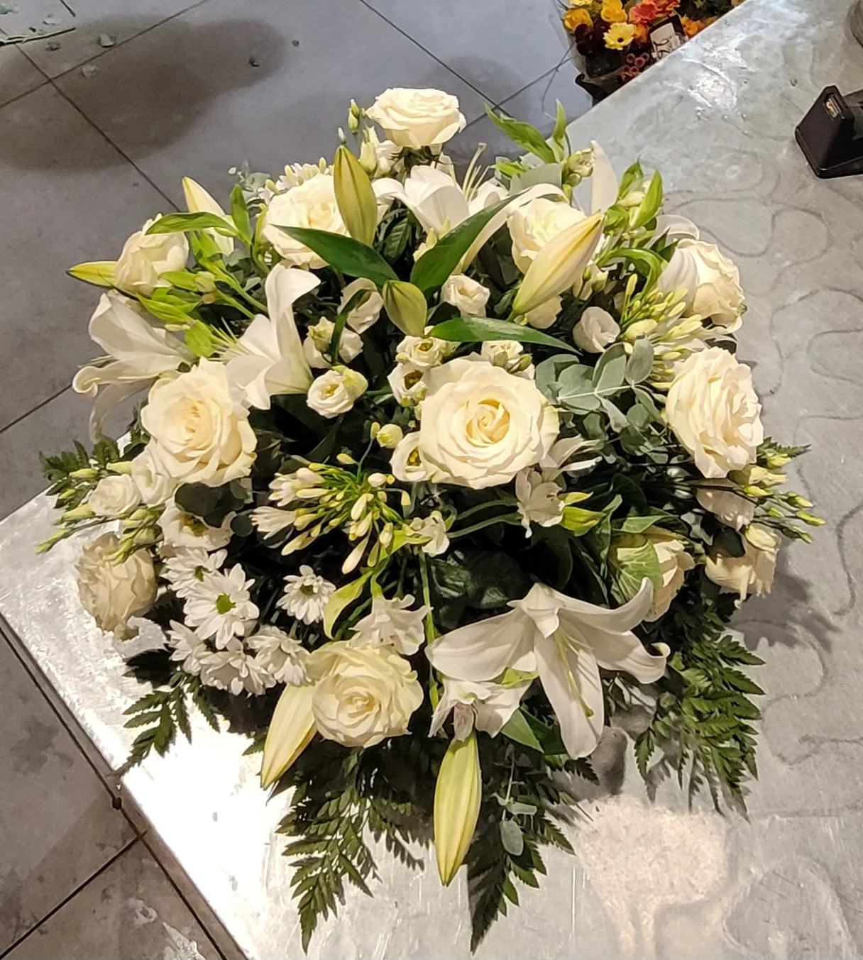 Composition Deuil, par Maison Philippe Bizet, fleuriste à Saint-Genis-Laval