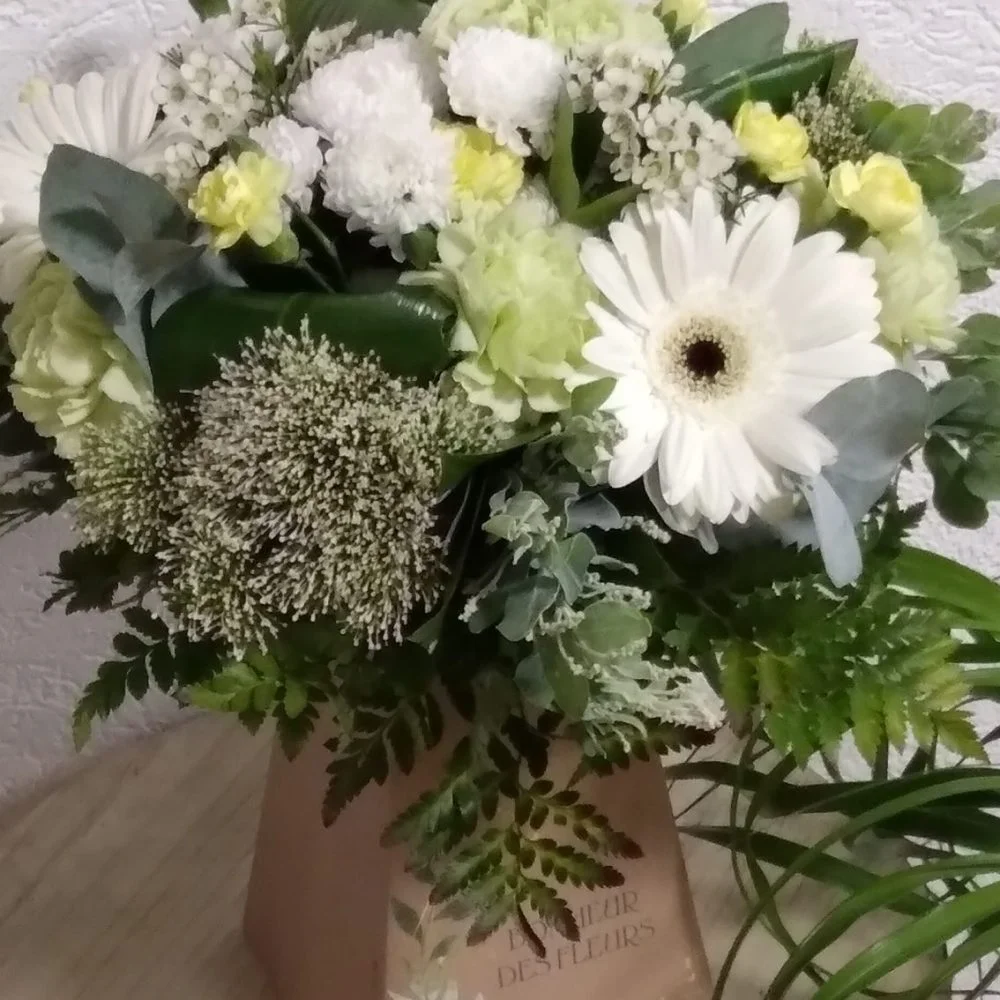 Bouquet avec Réserve d'Eau, par Bonheur des fleurs, fleuriste à La Montagne