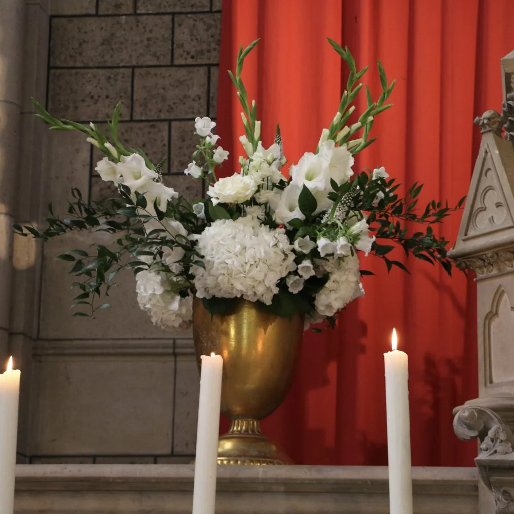 Grande composition en vase Médicis doré, par Hanakawa, fleuriste à Meudon