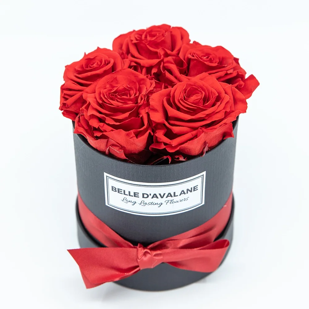Belle d’avalane 5 roses rouges dans une boîte noire, par Flowers 7 Days, fleuriste à Antwerpen