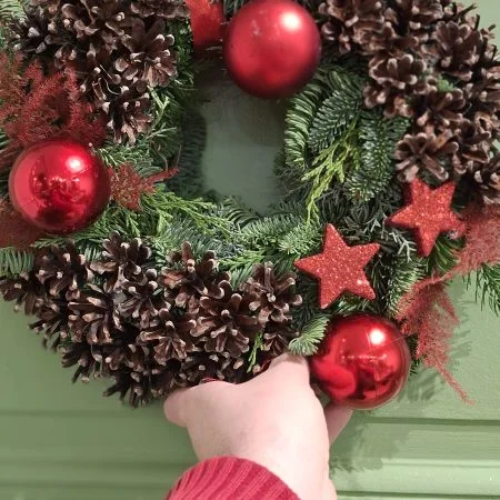 couronne de noel, par Art Floral Le Puy en Velay, fleuriste à Le Puy-en-Velay