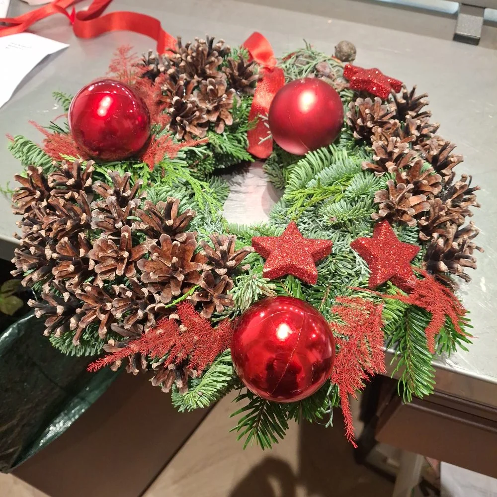 couronne de noel, par Art Floral Le Puy en Velay, fleuriste à Le Puy-en-Velay