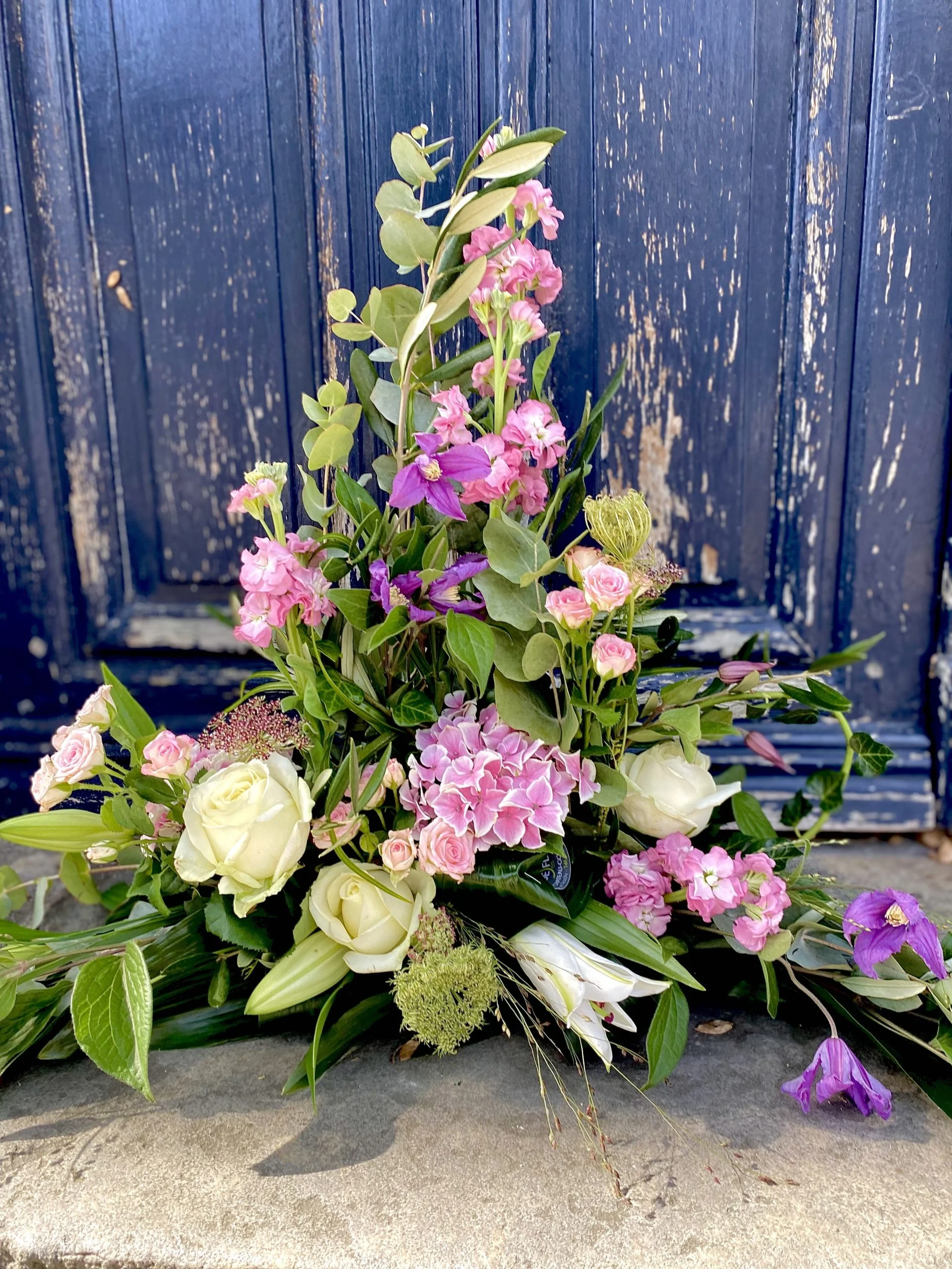 Raquette hauteur Deuil, par Avenue des Fleurs, fleuriste à Château-Gontier-sur-Mayenne