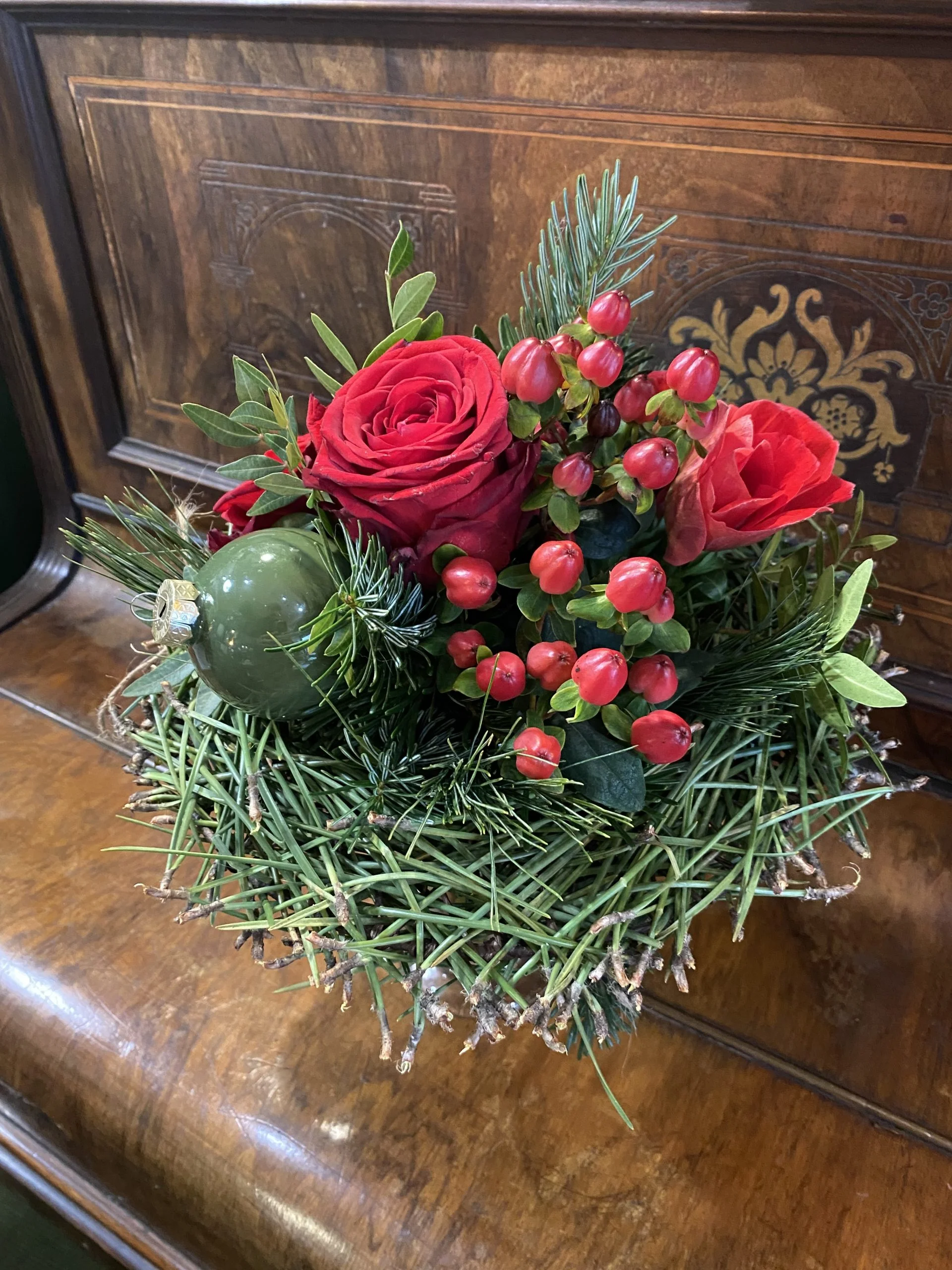 Bouquet De Noël Rouge, par Isabelle Brethomé, fleuriste à Les Sables-d'Olonne