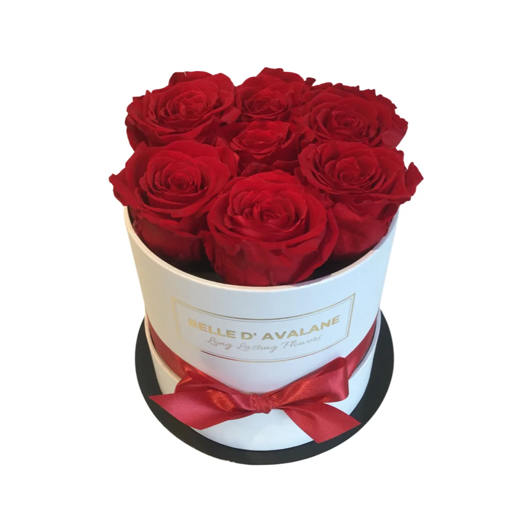 Belle d’avalane 7 roses rouges dans une boîte à fleurs blanche, par Flowers 7 Days, fleuriste à Antwerpen