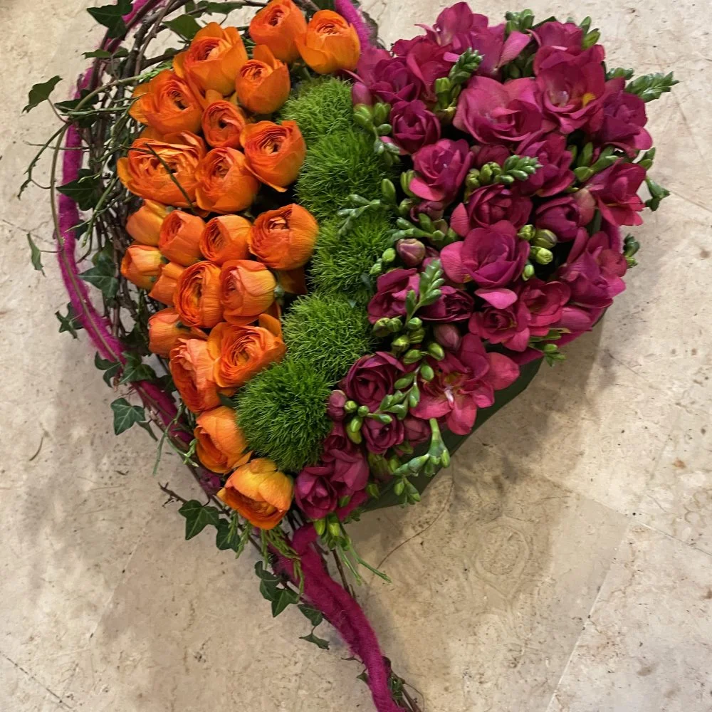 joli coeur avec des fleurs de saison d hiver, par A fleurs de peau, fleuriste à Les Mureaux
