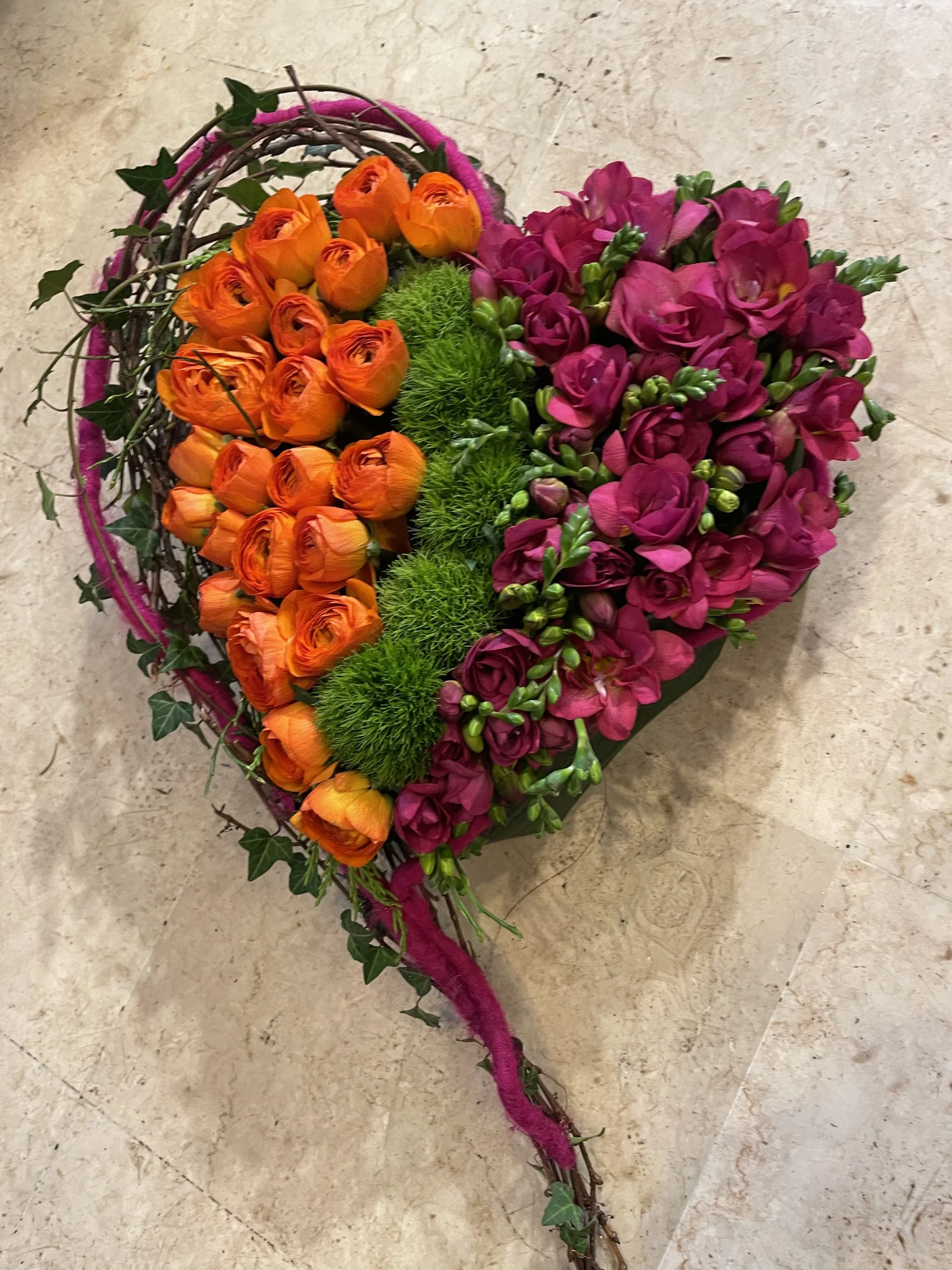 joli coeur avec des fleurs de saison d hiver, par A fleurs de peau, fleuriste à Les Mureaux