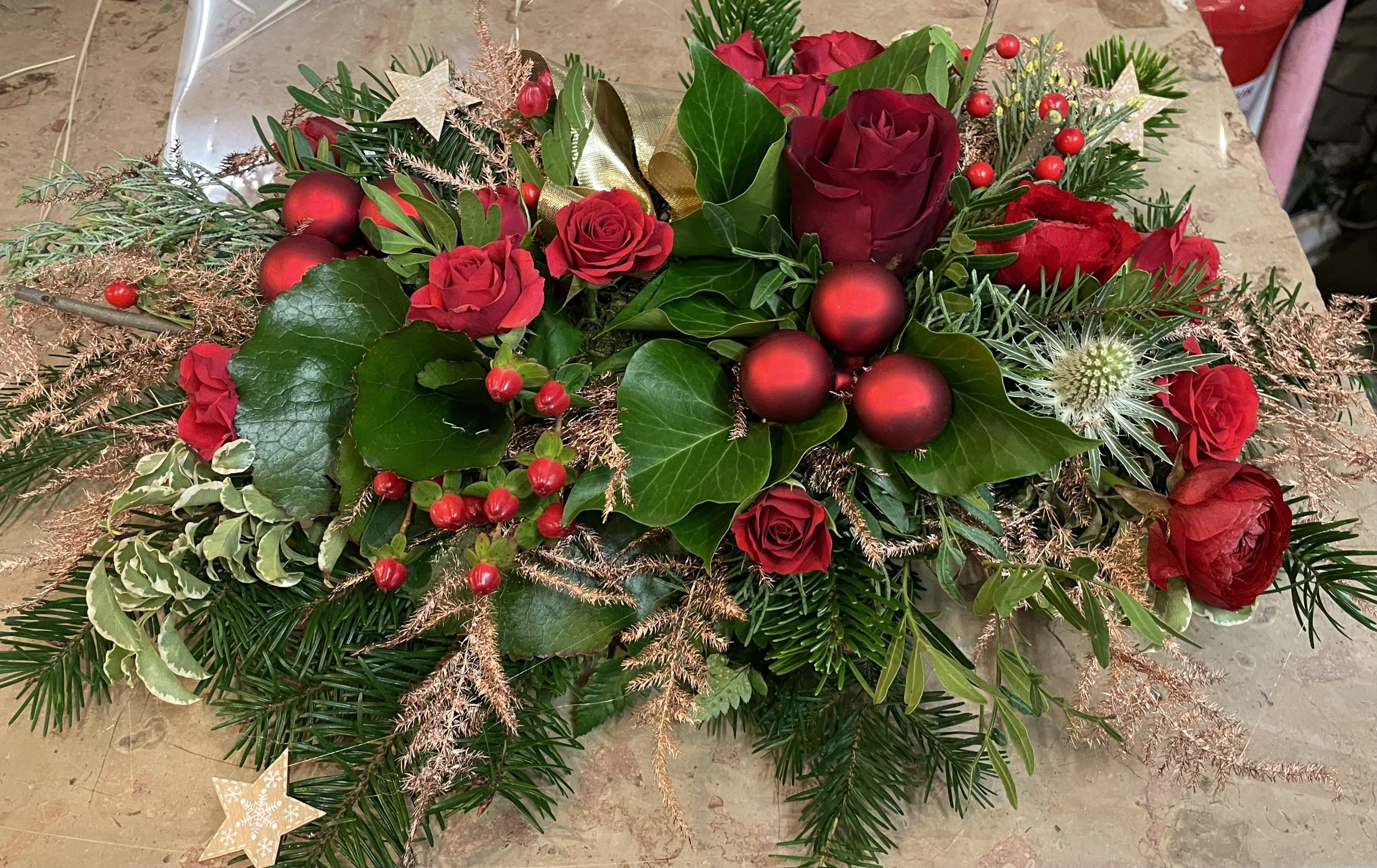 chemin de table pour les fêtes de fin d année, couleurs au choix du client, par A fleurs de peau, fleuriste à Les Mureaux