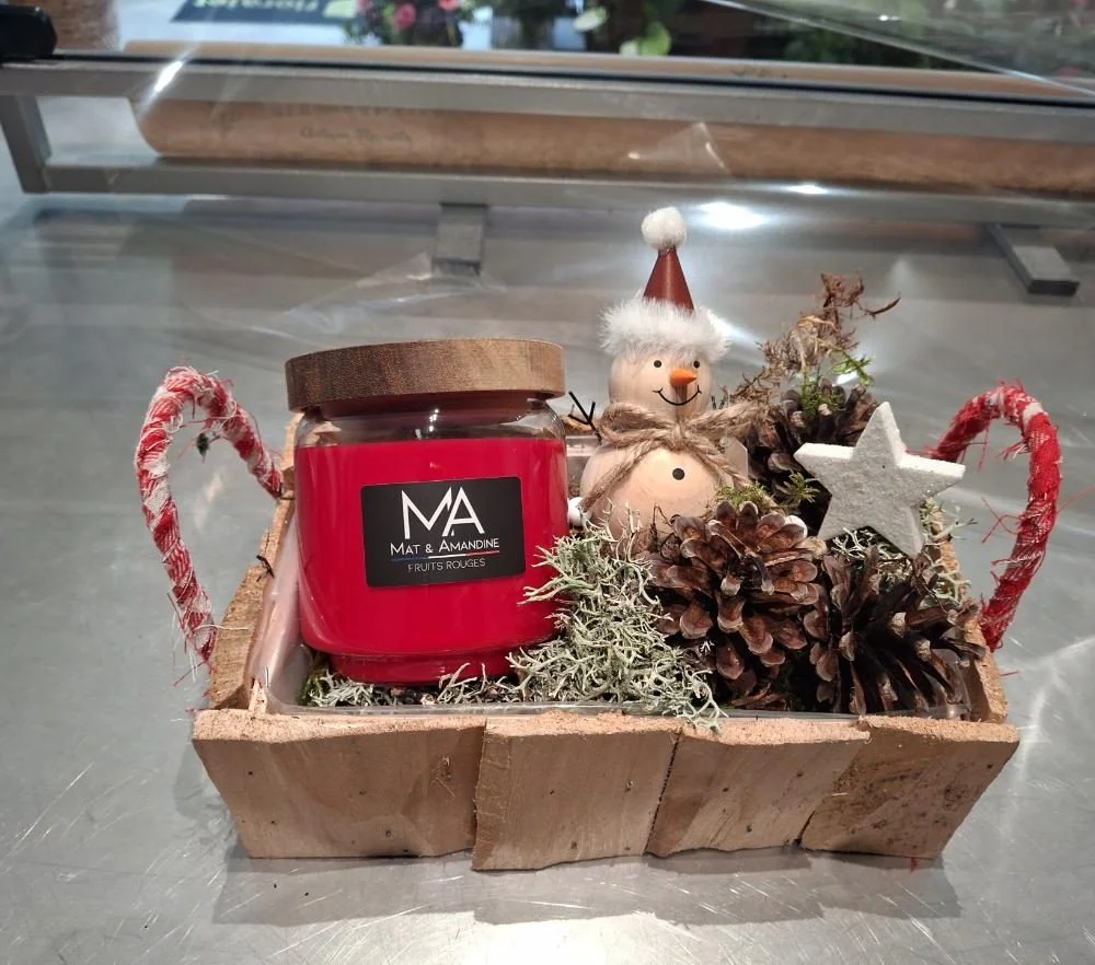 bougie de noël avec deco, par Art Floral Le Puy en Velay, fleuriste à Le Puy-en-Velay