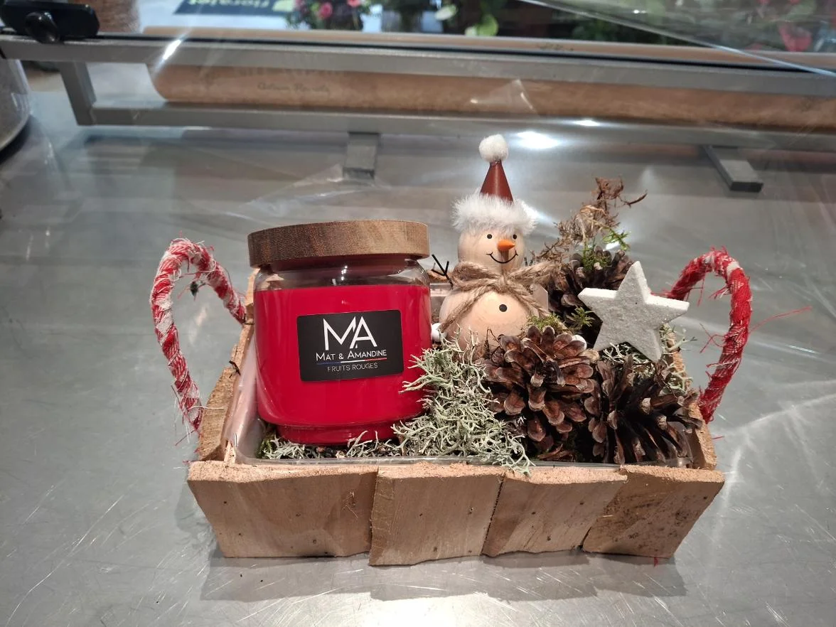 bougie de noël avec deco, par Art Floral Le Puy en Velay, fleuriste à Le Puy-en-Velay