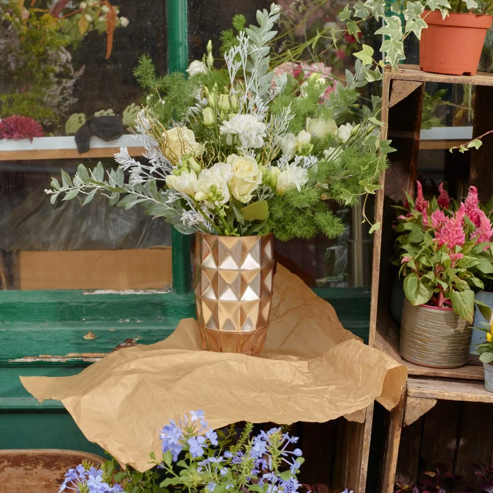Orchidée et son cache pot, par Brume de Fleurs, fleuriste à Montrevault-sur-Èvre