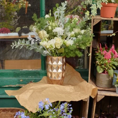 Orchidée et son cache pot, par Brume de Fleurs, fleuriste à Montrevault-sur-Èvre
