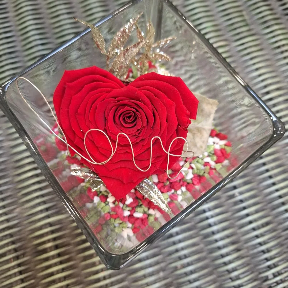 Rose éternelle rouge forme coeur, par MISS JANY FLEURS, fleuriste à Roubaix