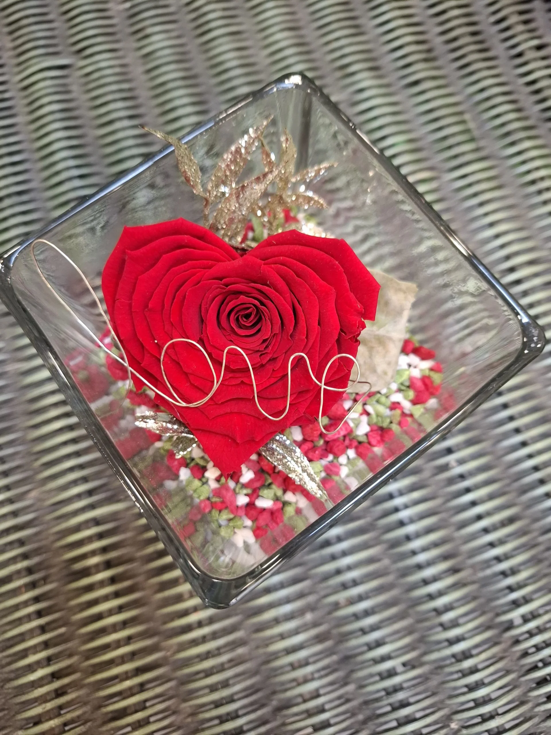 Rose éternelle rouge forme coeur, par MISS JANY FLEURS, fleuriste à Roubaix