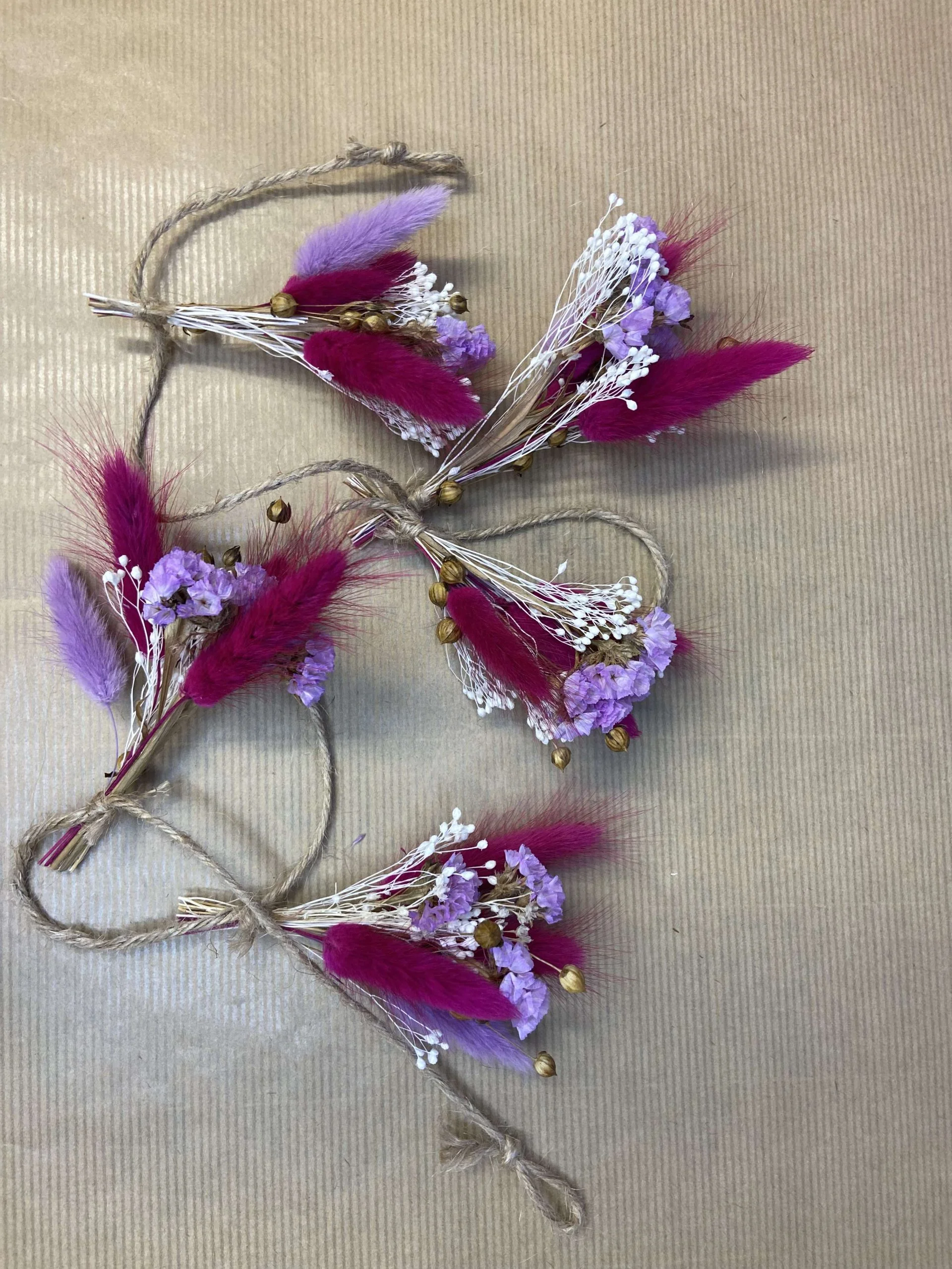 Guirlande en fleurs séchées, par Eglantine Fleuriste, fleuriste à Bouguenais
