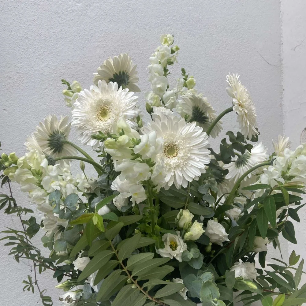 Composition de Deuil, par Eglantine Fleuriste, fleuriste à Bouguenais